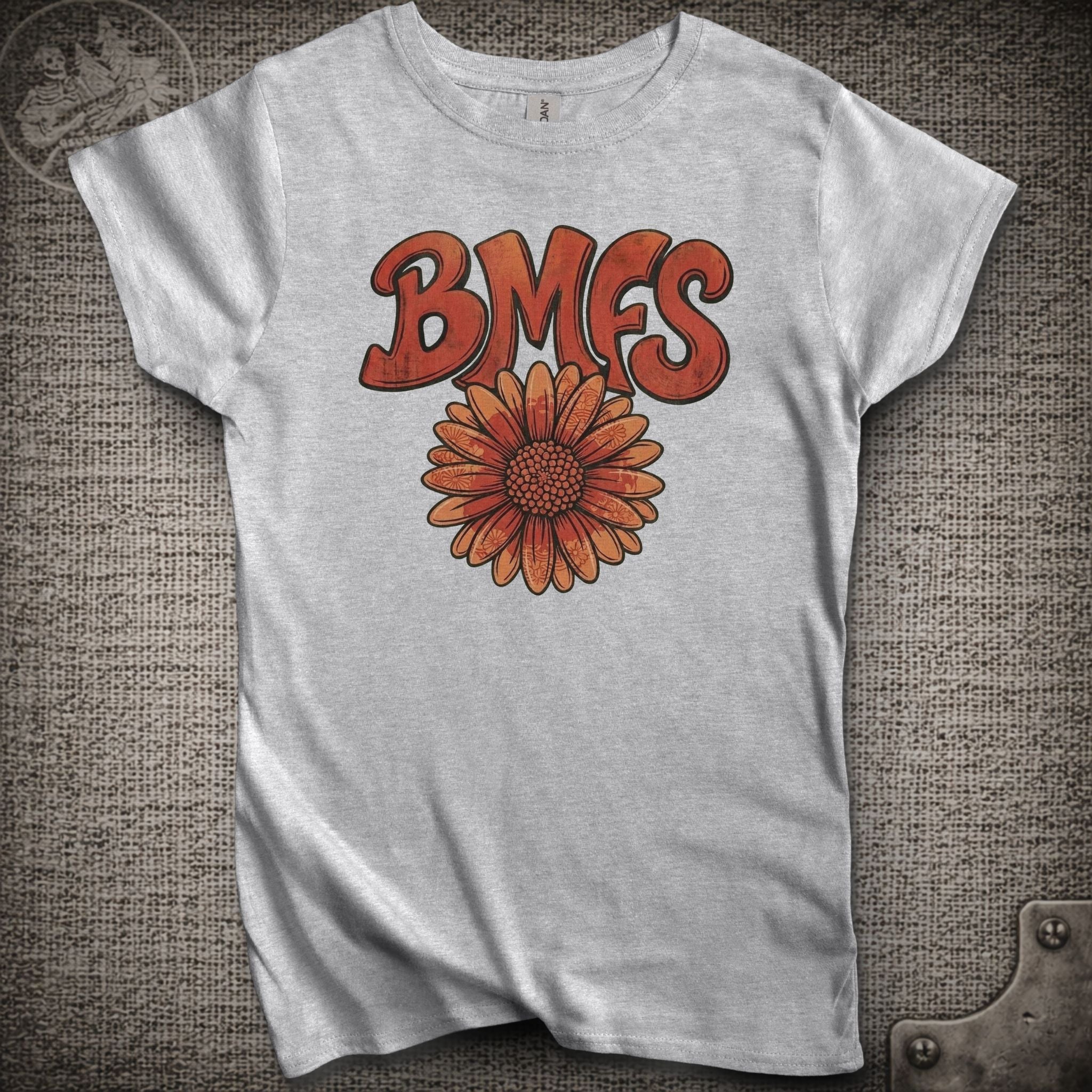 Red Daisy | Women's Cut Billy Strings Shakedown Lot T-Shirt