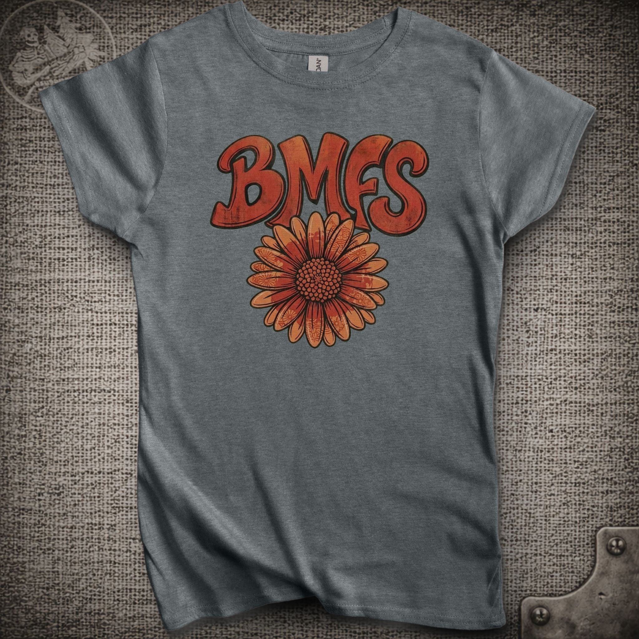 Red Daisy | Women's Cut Billy Strings Shakedown Lot T-Shirt
